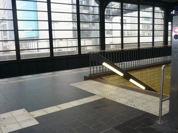 Bild eines Aufmerksamkeitsfelds vor einem Treppenabgang am Bahnsteig eines Bahnhofes