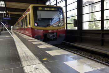 Leitstreifen an einer Bahnsteigkante