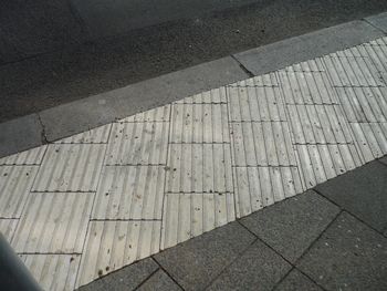 Nahaufnahme von in Gehrichtung weisenden Rippen in einem Richtungsfeld