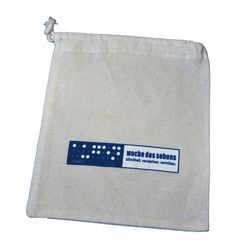 Tastsäckchen, ein graues Jutesäckchen mit Kordel, darauf das Logo der Woche des Sehens.