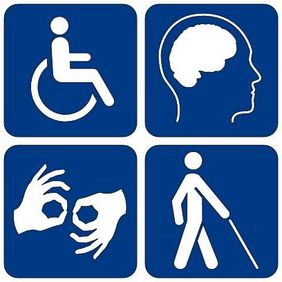 Das Bild zeigt vier, in einem Quadrat angeordnete, weiße Piktogramme auf blauem Grund. Skizzenhaft werden ein Rollstuhlfaher, ein Taststocknutzer, zwei Hände bei Gebärdensprache und das Gehirn im Kopf eines Menschen dargestellt.