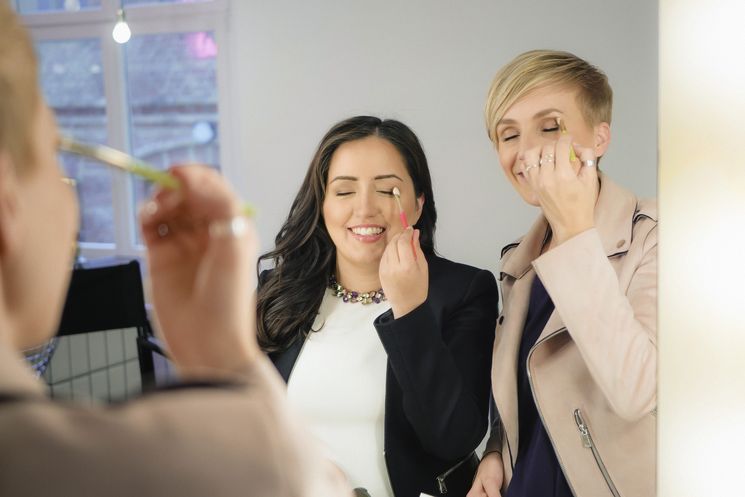 Tina Sohrab steht gemeinsam mit Miriam Jacks vor einem Spiegel. Beide schminken sich.