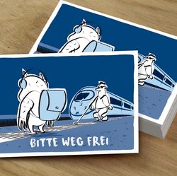 Postkarte "Bitte Weg frei!" Auf dem Cartoon läuft rechts ein blinder Mann mit Langstock entlang eines Bahnsteigs. Links im Vordergrund steht eine bärenartige Figur mit Kopfhörern und Rucksack auf dem Leitstreifen, ohne den Mann wahrzunehmen. Im Hintergrund steht ein ICE.