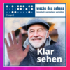 Foto eines älteren weißhaarigen Mannes mit Mütze, der mit der rechten Hand über eine beschlagene Scheibe wischt. Rechts unten steht das Kampagnenmotto "Klar sehen“. Das Foto hat einen bunten Instagram-typischen Rahmen.