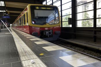 Leitstreifen an einer Bahnsteigkante 