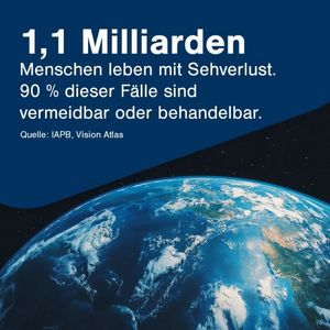 Das Bild ist zweigeteilt. Der obere Bereich ist dunkelblau abgesetzt. Darauf steht in weißer Schrift: „1,1 Milliarden Menschen leben mit Sehverlust. 90% dieser Fälle sind vermeidbar oder behandelbar.“ Darunter, etwas kleiner, steht: „Quelle: IAPB, Vision Atlas“. Der untere Teil zeigt ein angeschnittenes Foto unserer Erde vor dem Hintergrund des dunklen, sternenübersäten Weltalls. 