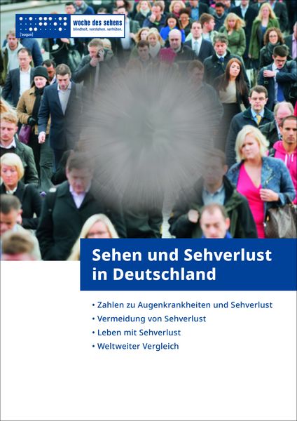 Titelseite der Broschüre: Oben ein Foto einer Menschenmenge, in der Mitte ein grauer, unscharfer Fleck, die Ränder sind scharf. Darunter der Titel: „Sehen und Sehverlust in Deutschland“, Darunter „Zahlen zu Augenkrankheiten und Sehverlust, Vermeidung von Sehverlust, Leben mit Sehverlust, Weltweiter Vergleich“.
