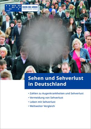 Cover der Broschüre "Sehen und Sehverlust in Deutschland". Alternativtext: Auf oberer Hälfte Bild einer Menschenmenge, in der Bildmitte grauer, auslaufender Fleck (Sichtweise bei Altersbedingter Makula-Degeneration). Am unteren Bildrand rechts dunkelblauer Kasten mit weißer Schrift "Sehen und Sehverlust in Deutschland". Darunter blaue Schrift auf weißem Grund: "Zahlen zu Augenkrankheiten und Sehverlust, Vermeidung von Sehverlust, Leben mit Sehverlust, Weltweiter Vergleich"