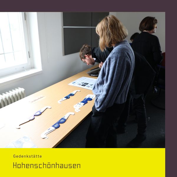 Auslage von Simulationsbrillen der Woche des Sehens in der Gedenkstätte Berlin Hohenschönhausen