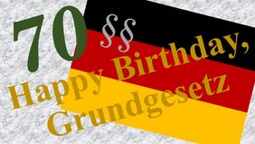 Zahl 70 und Schriftzug Happy Birthday vor Deutschlandflagge und Paragraphenzeichen