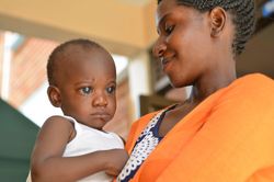 Grüner Star – Mutter mit kleinem Kind Eine Mutter aus einem Entwicklungsland hält ein kleines Kind auf dem Arm. Es ist an Grünem Star erkrankt.