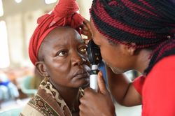 Eine Frau aus einem Entwicklungsland lässt ihre Augen untersuchen.